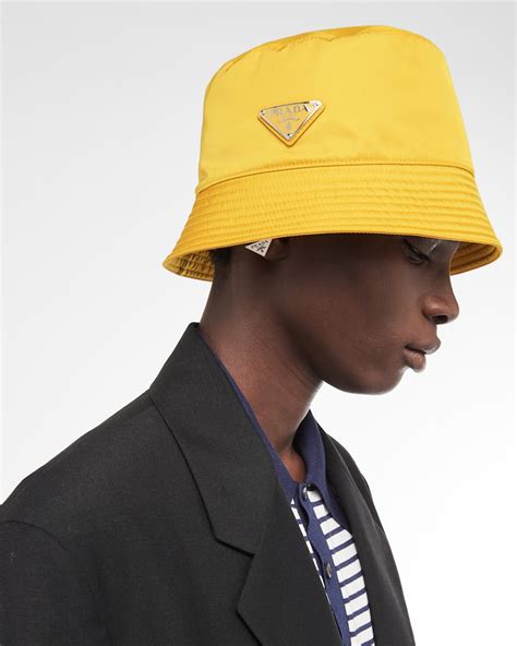 Cappelli da uomo di Prada .